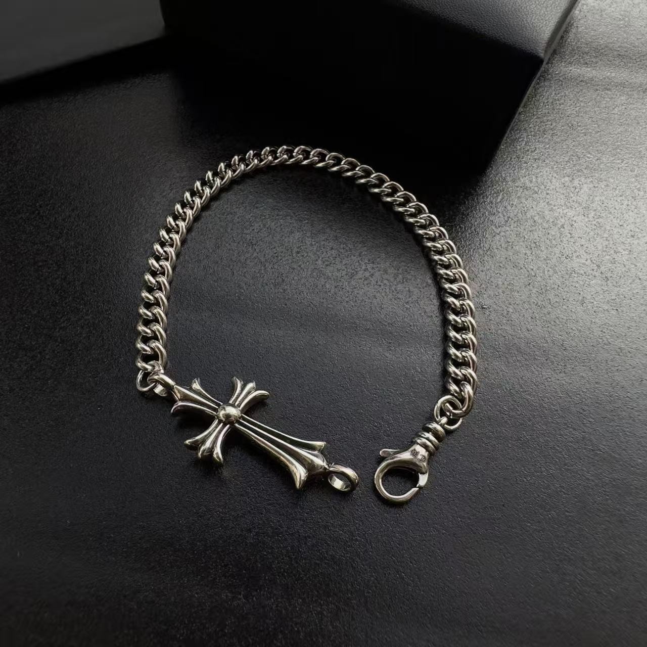 <p>chrome hearts 十字架古巴手链</p>