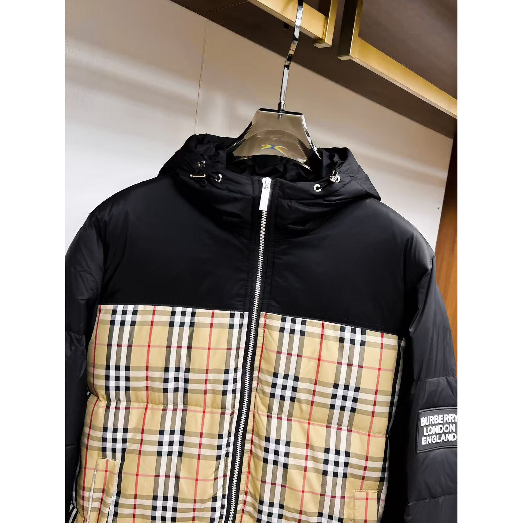 <p>BURBERRY 秋冬新款羽绒服(黑)</p>