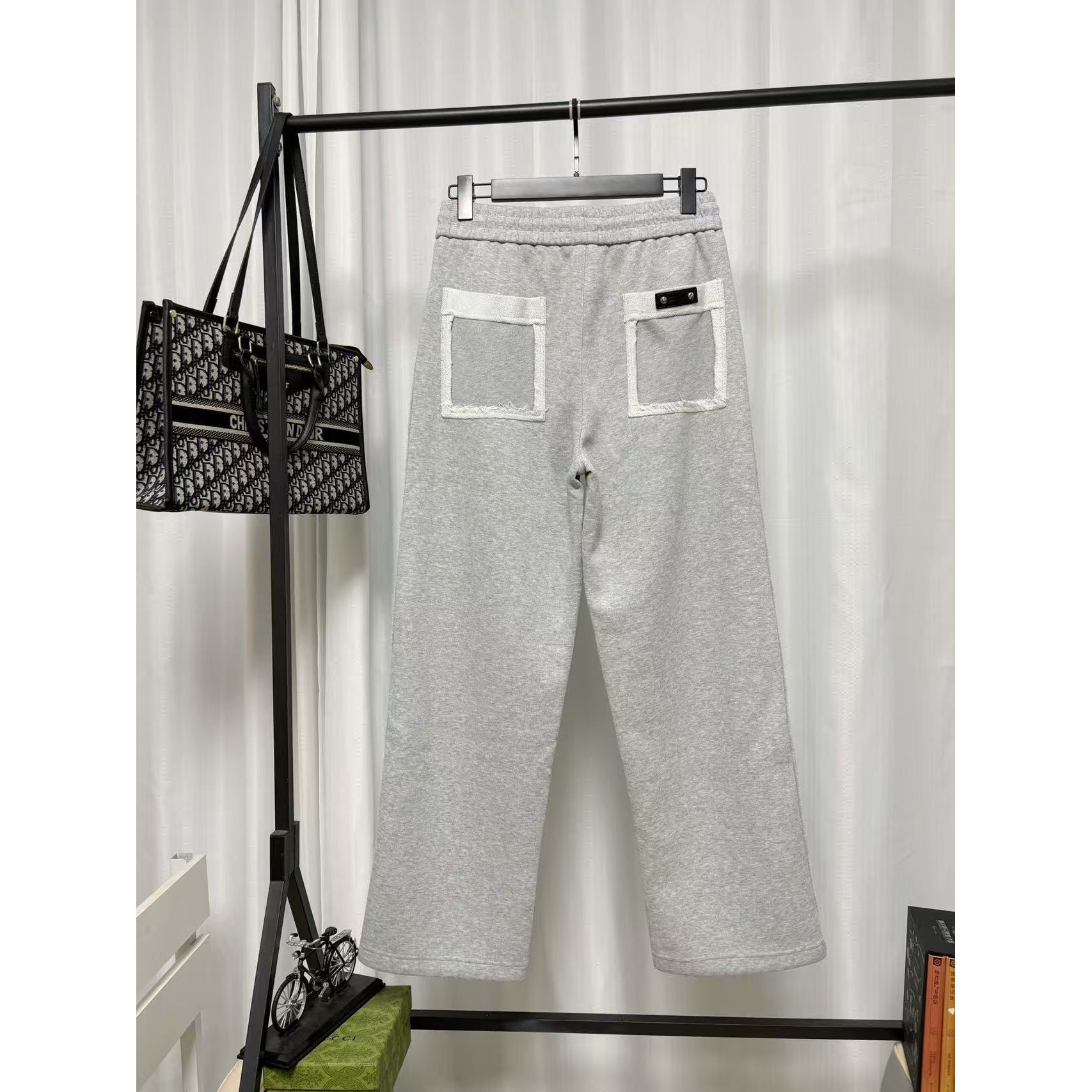 <p>Chrome Hearts 休闲长裤(灰)</p>