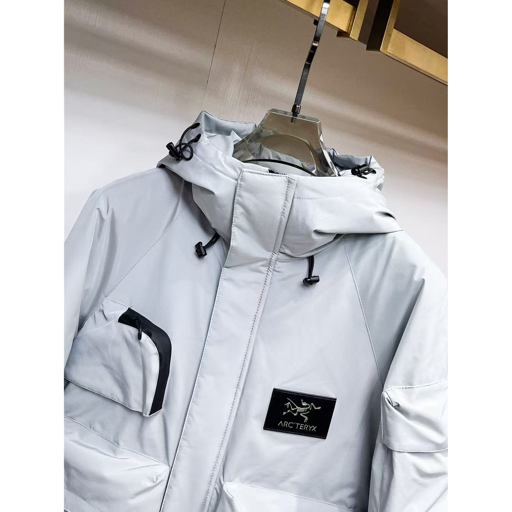 <p>Arc'teryx 秋冬新款羽绒服(灰白)</p>