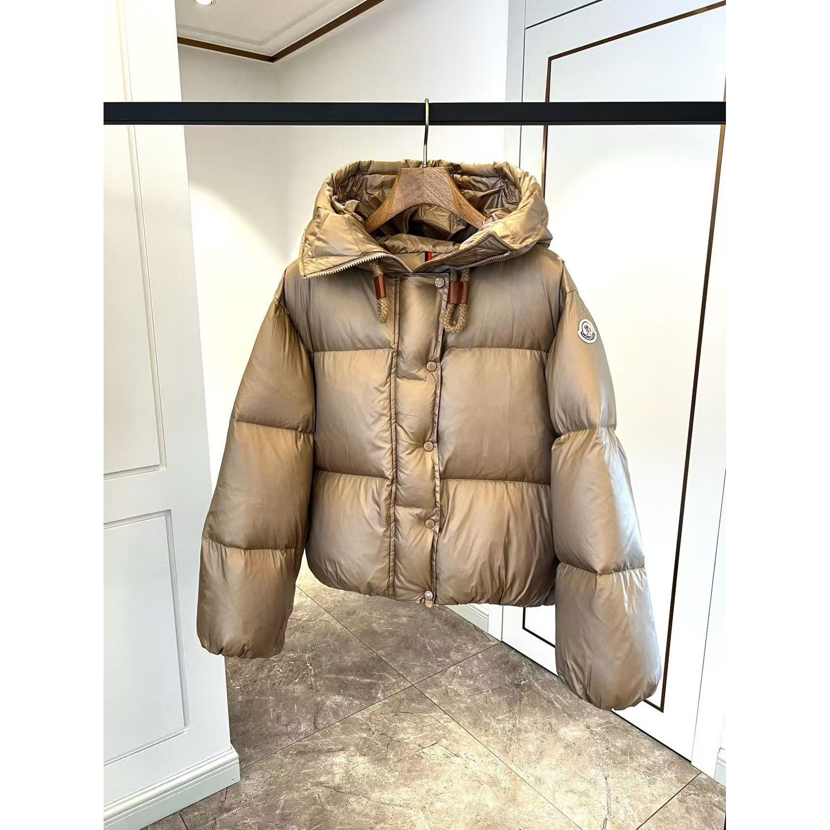 <p>Moncler Borey 女士二合一短款羽绒夹克外套(卡其)</p>