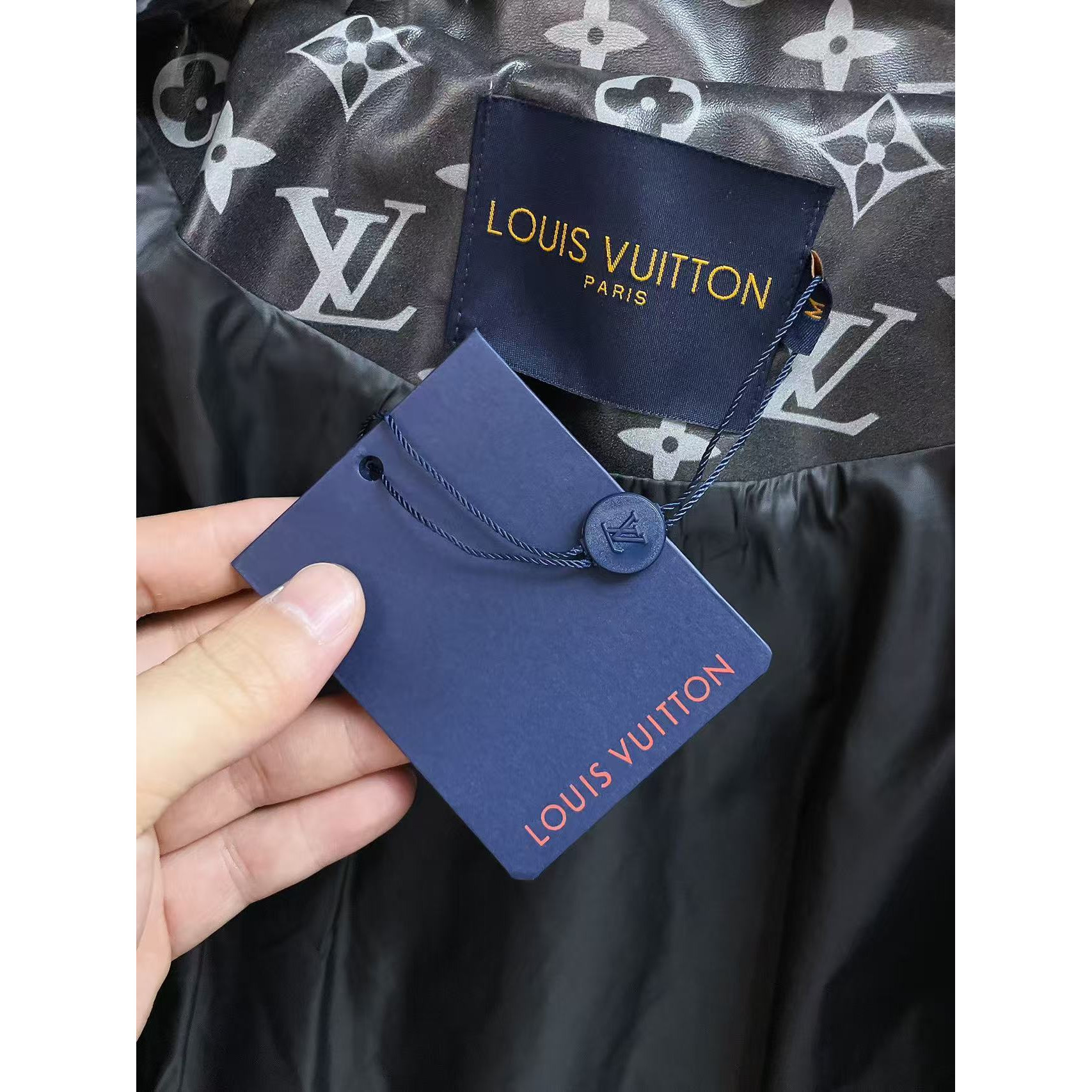 <p>LV 秋冬新款羽绒服(黑)</p>