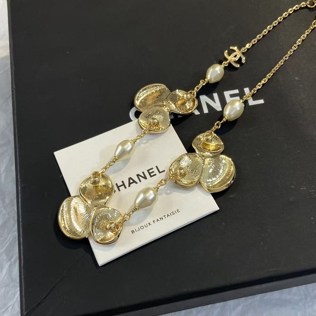 <p>CHANEL 三色堇珠流苏项链</p>