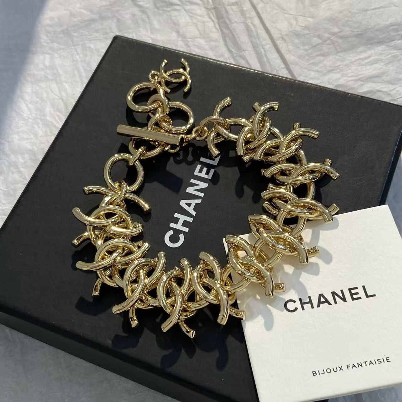 <p>CHANEL 金色多c重叠手链</p>