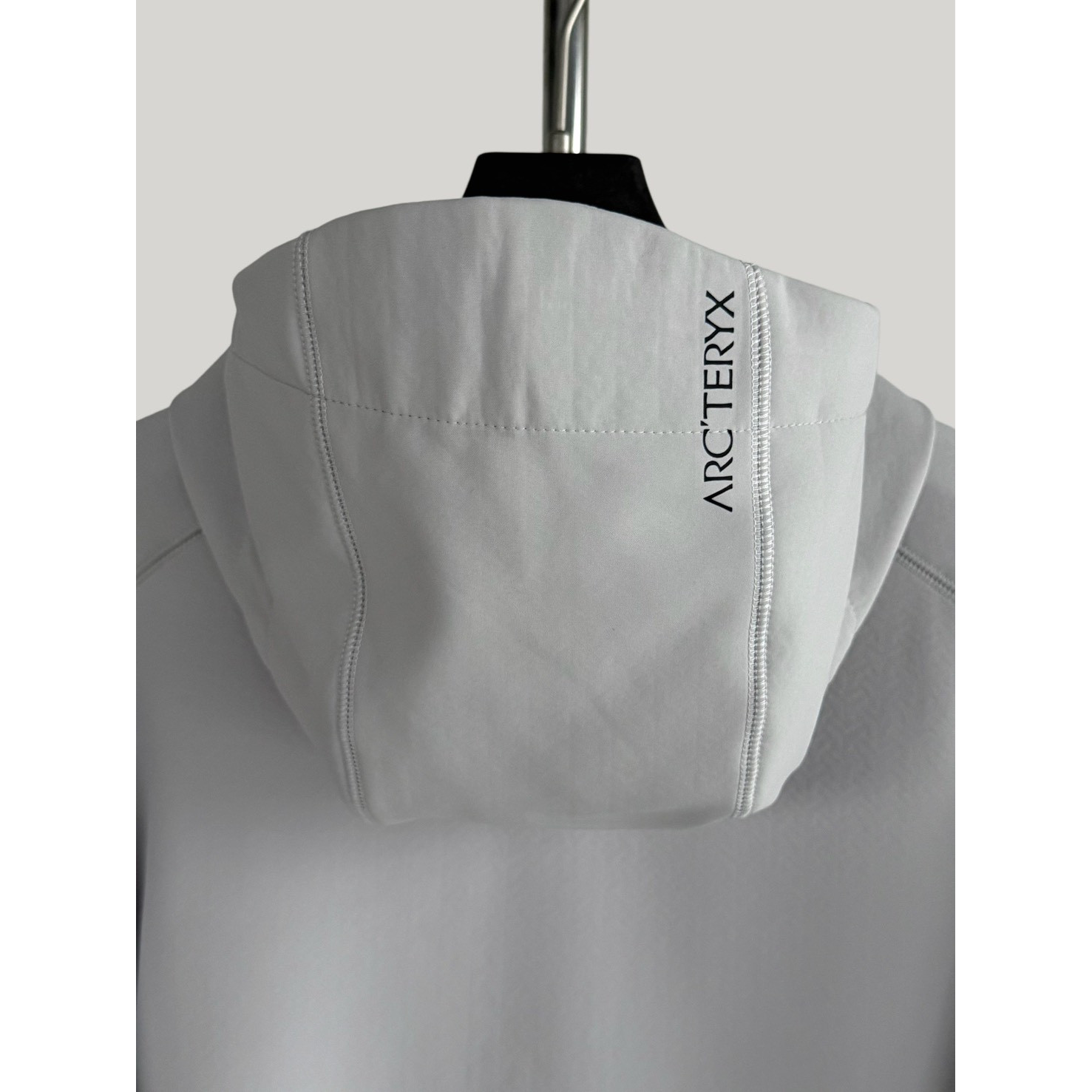 <p>Arc'teryx 软壳加薄绒冲锋衣(米白灰)</p>

<p>&nbsp;</p>

<p>&nbsp;</p>