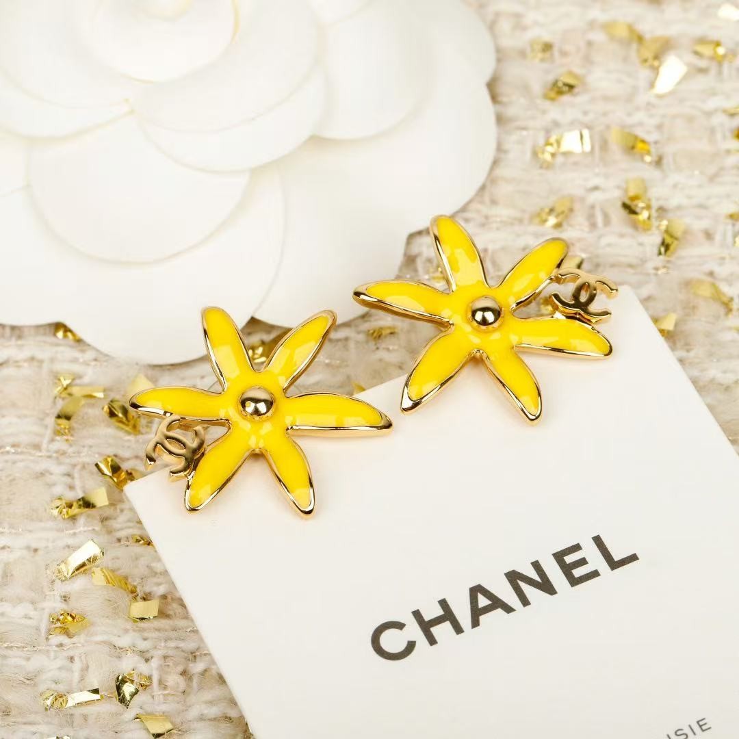 <p>CHANEL&nbsp;海星双C耳钉(黃)</p>