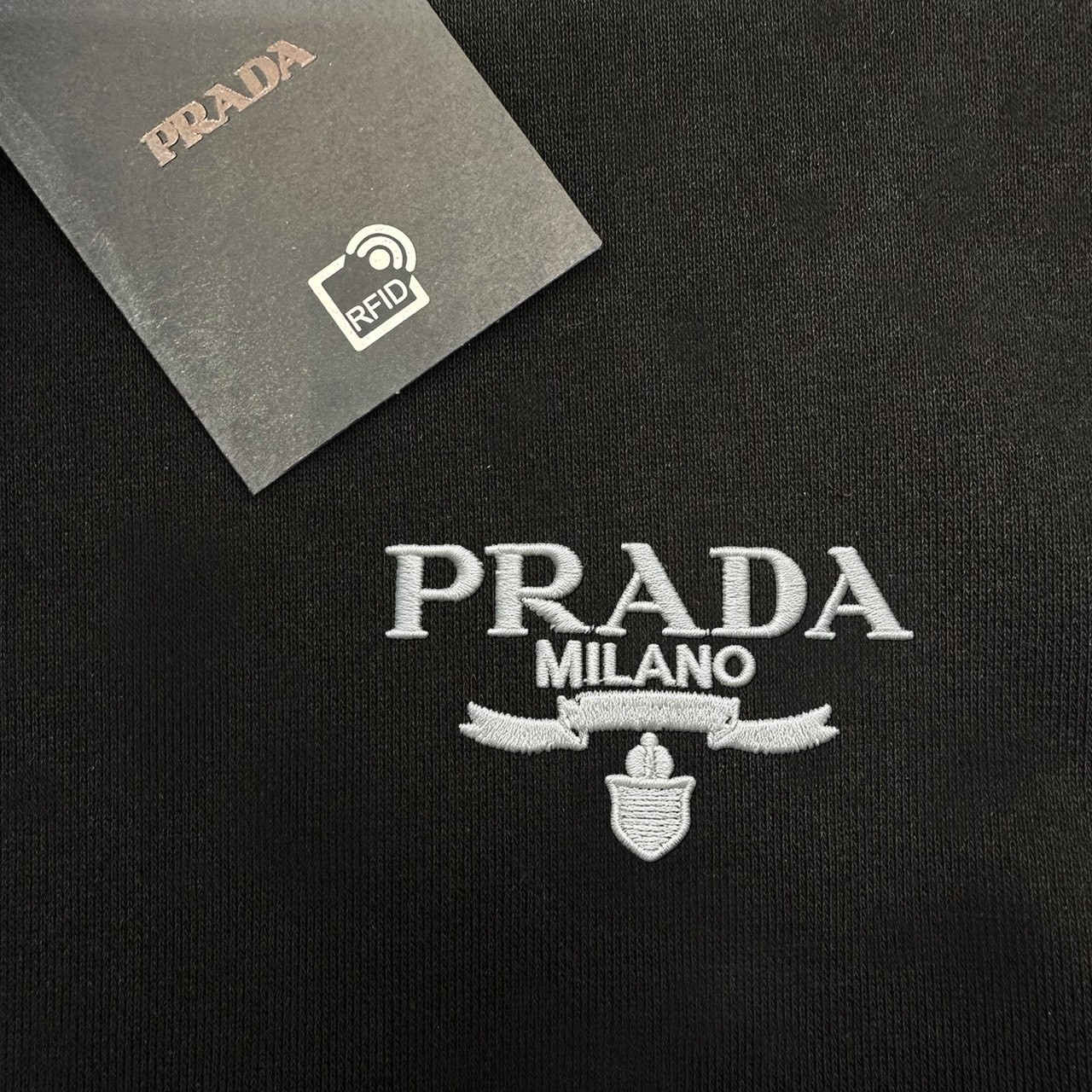 <p>PRADA&nbsp;刺绣字母T恤(黑色)</p>