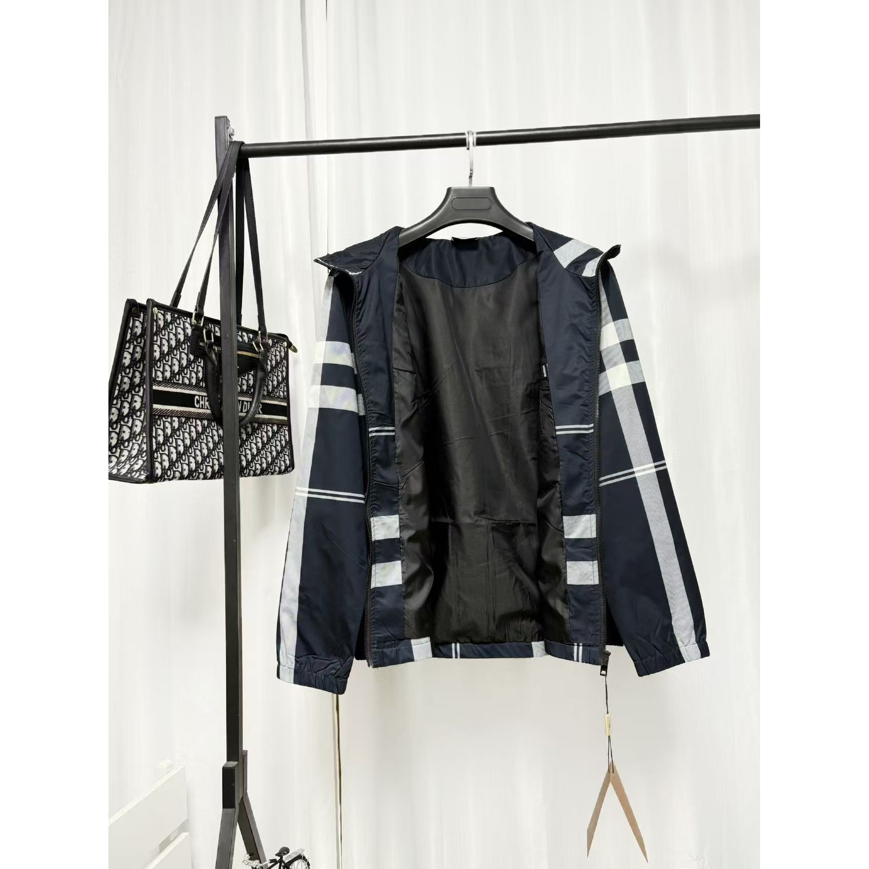 <p>Burberry 夹克外套(黑)</p>
