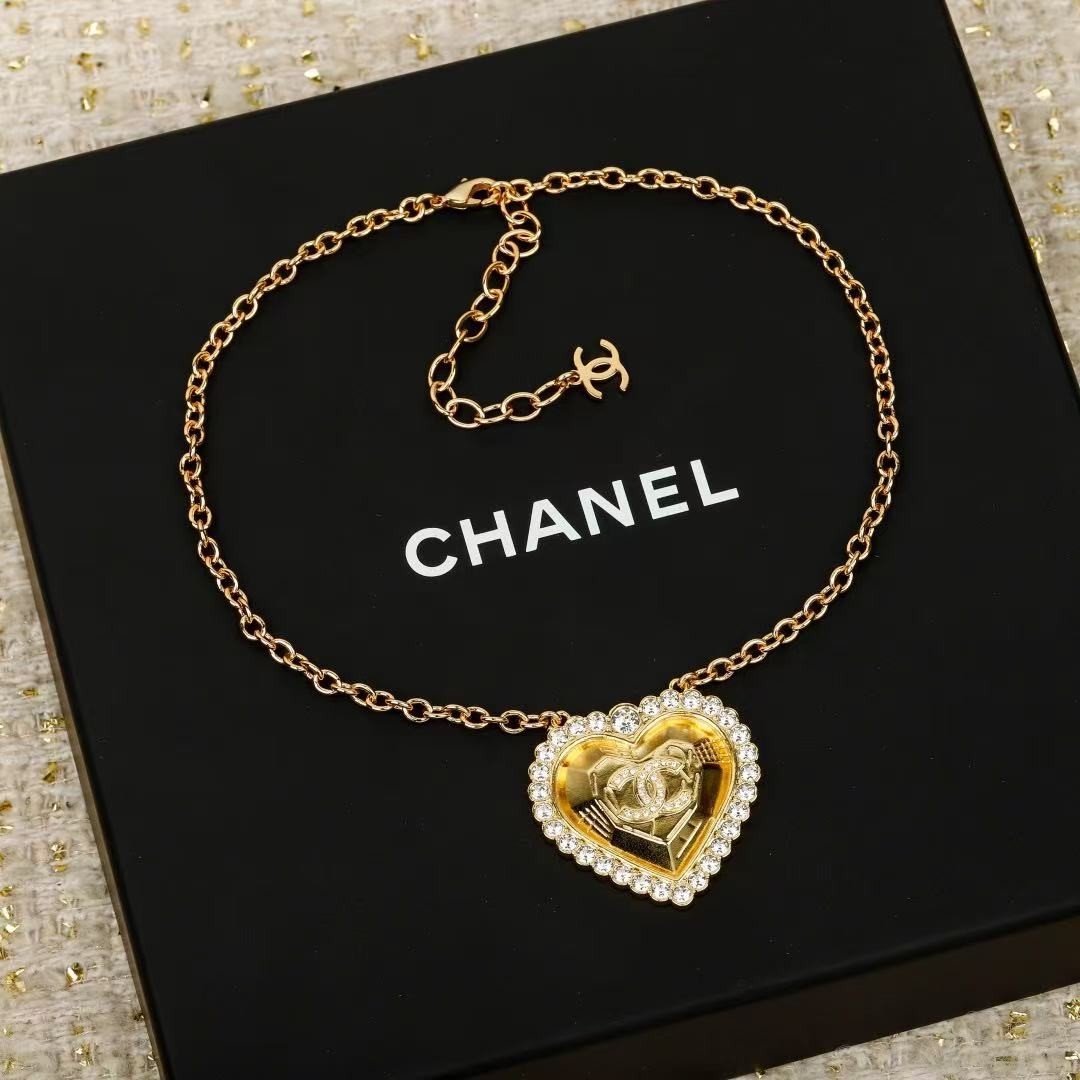<p>CHANEL&nbsp;爱心项链</p>