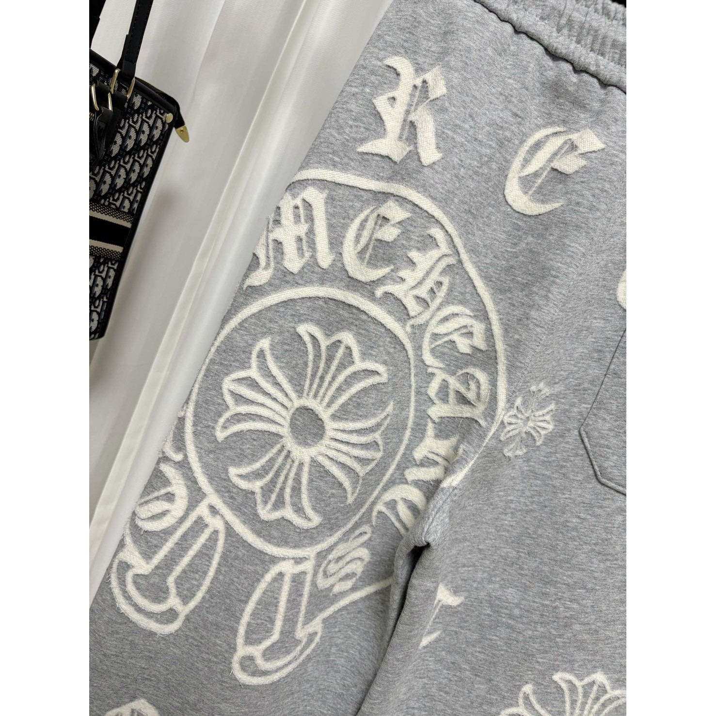 <p>&nbsp;Chrome Hearts 烧花工艺休闲长裤(灰)</p>