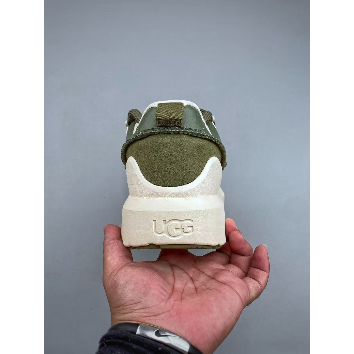 <p>UGG Heritage Utilty Sneaker&nbsp;中性雪地面包鞋</p>