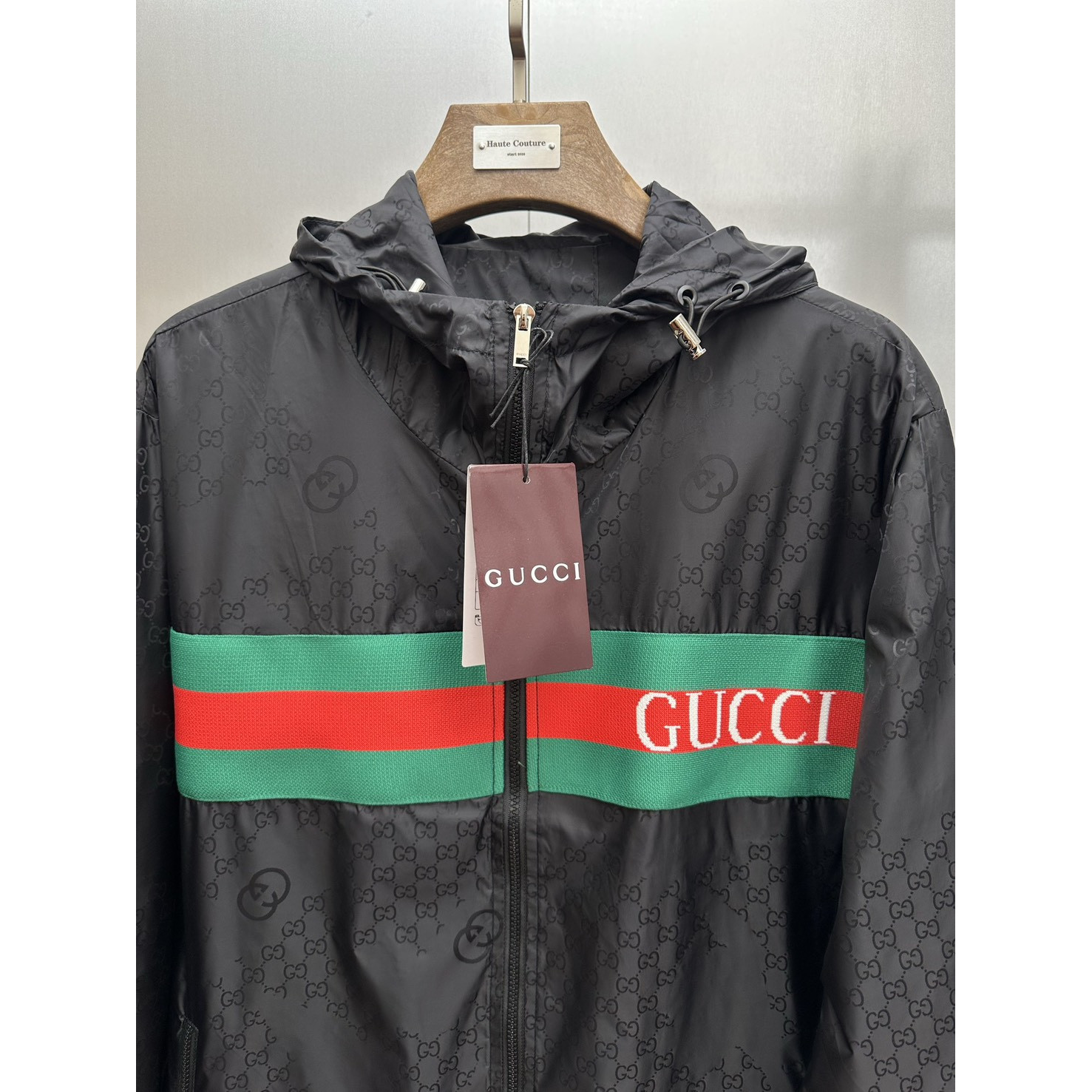 <p>GUCCI 织带Logo暗纹GG连帽防风夹克</p>