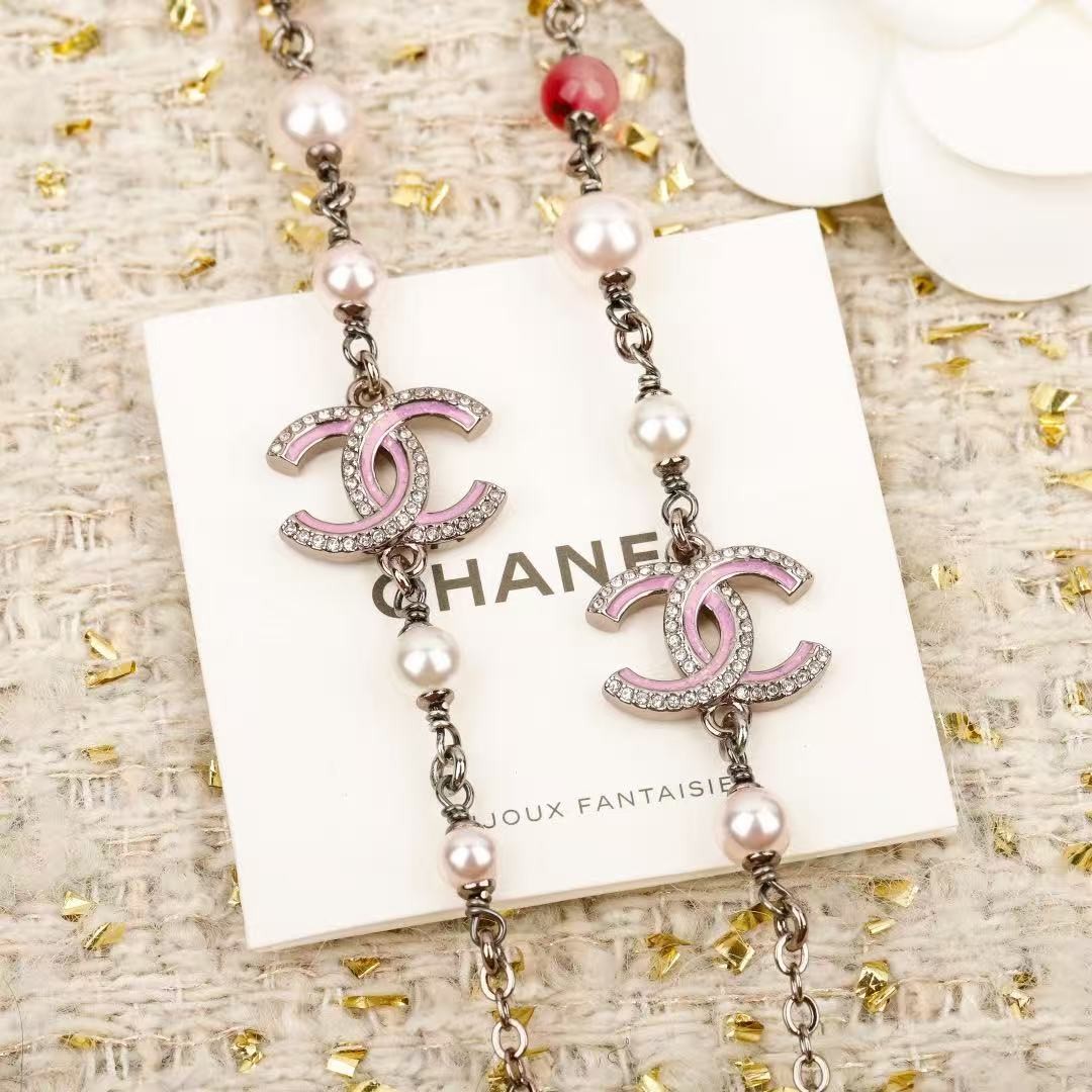 <p>CHANEL&nbsp;粉色珐琅毛衣链</p>