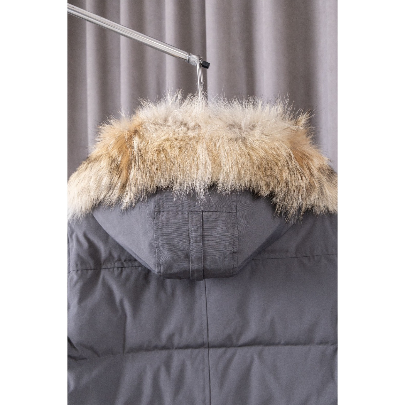 <p>Canada Goose 顶级狼毛Wyndham 2048M &nbsp;29款 系列派克大衣羽绒服(灰色黑标)</p>