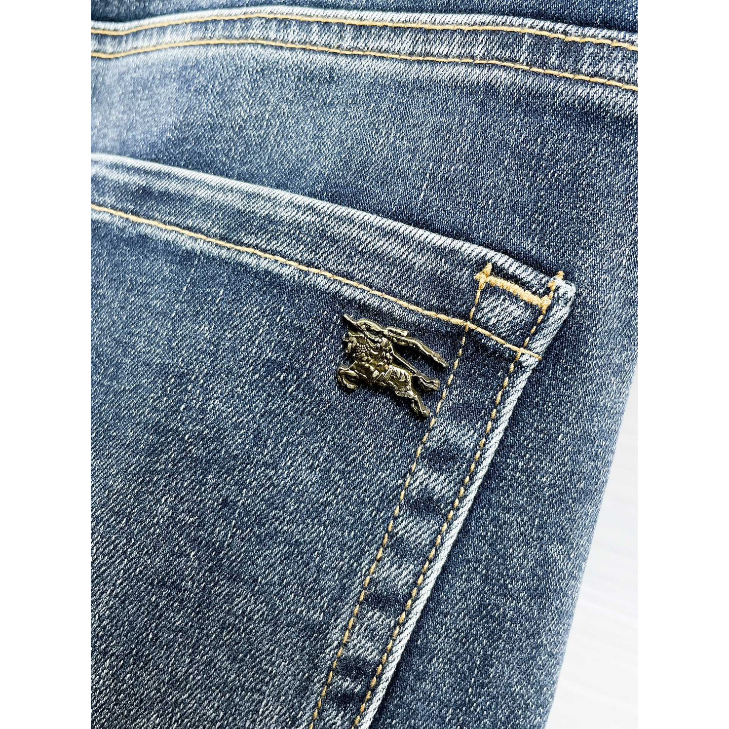 <p>BURBERRY 高品质牛仔裤</p>