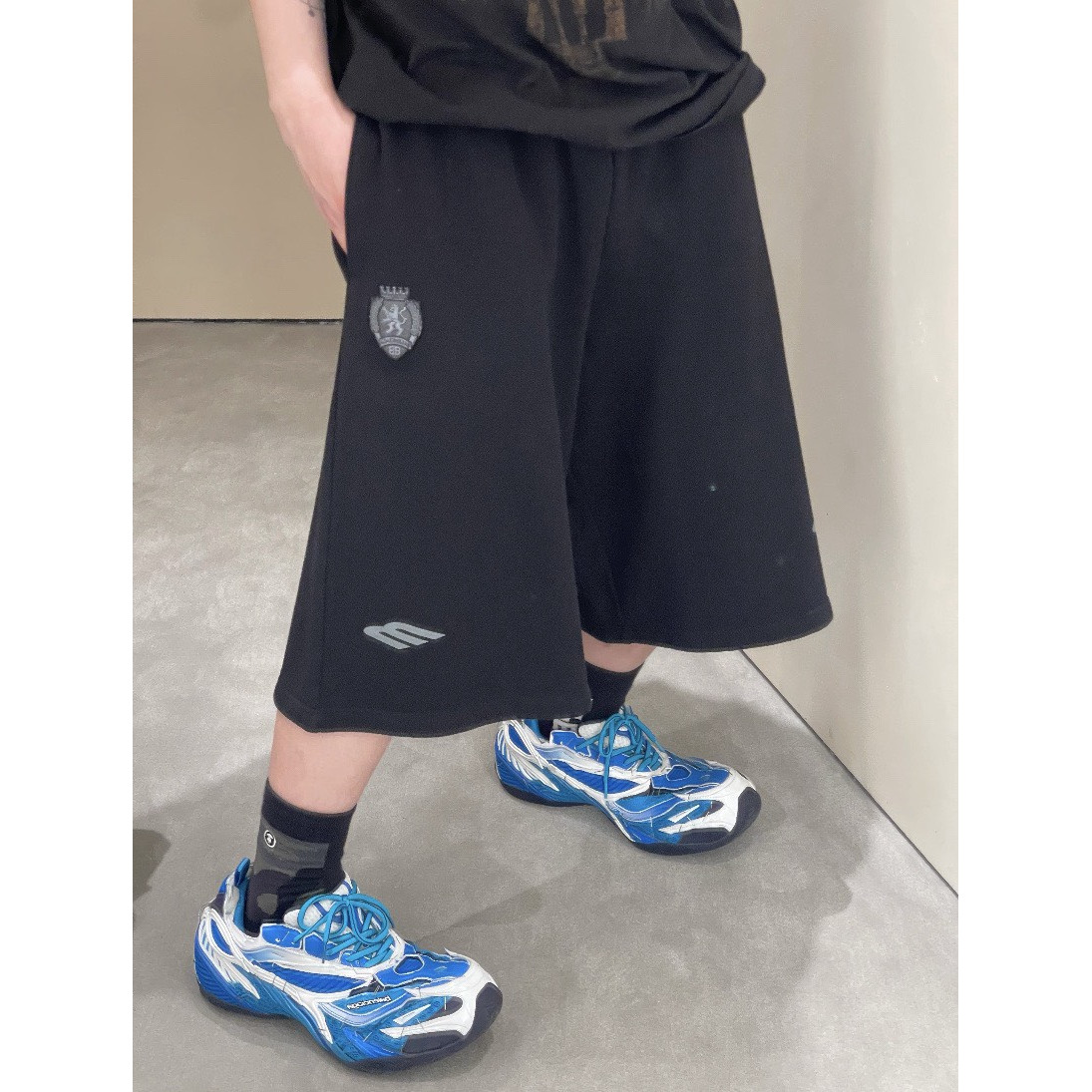 <p>Balenciaga Football系列七分休闲裤(黑)</p>