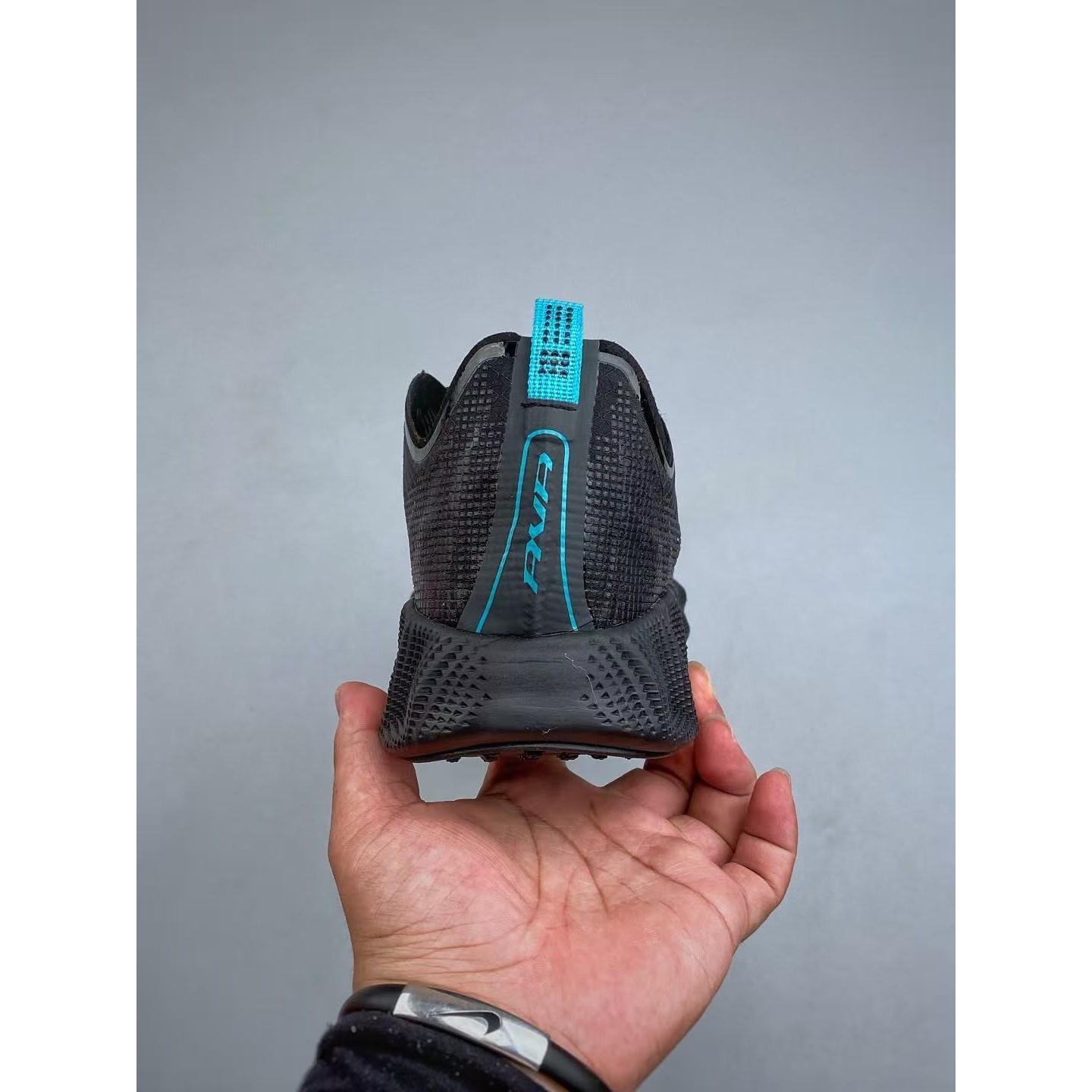 <p>Nike AVA X 透气支撑跑步鞋(黑藍)</p>