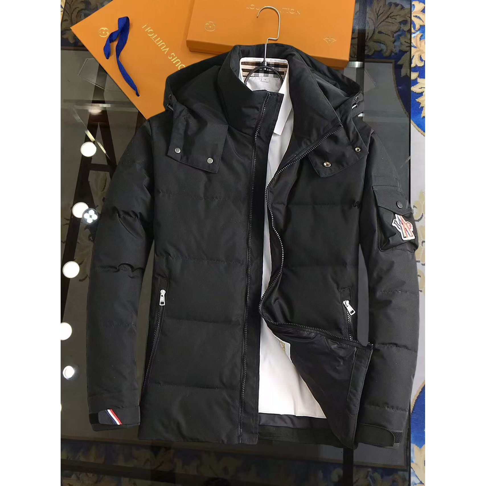 <p>MONCLER 羽绒服(黑)</p>
