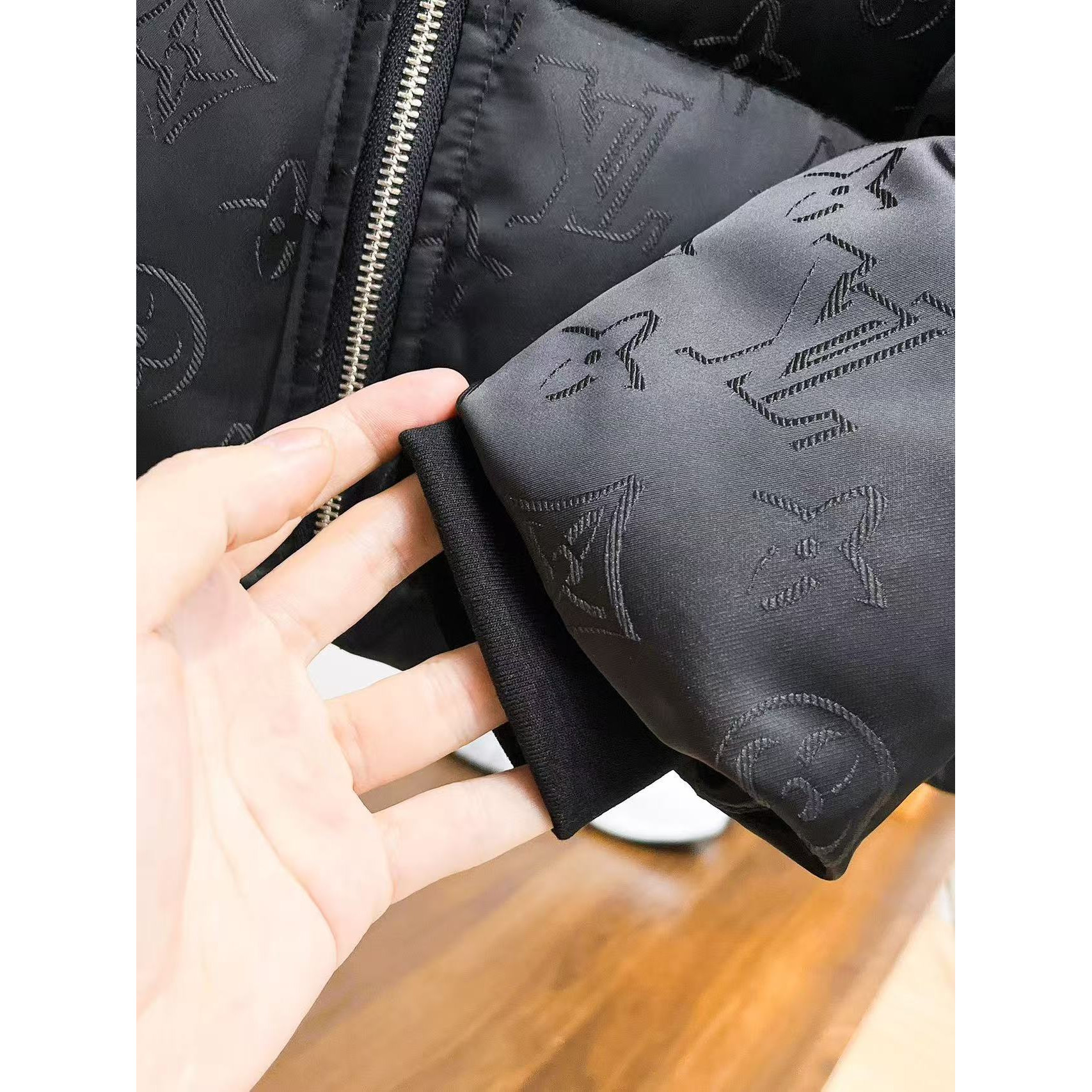 <p>LV 秋冬新款羽绒服(黑)</p>