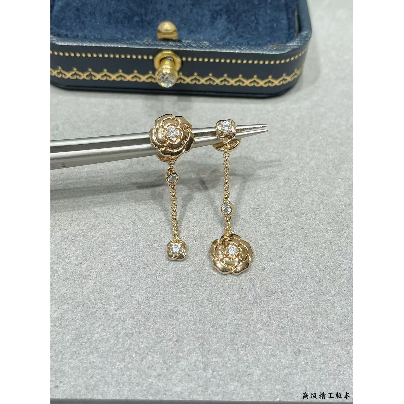 <p>CHANEL&nbsp;AB款茶花吊链耳钉</p>