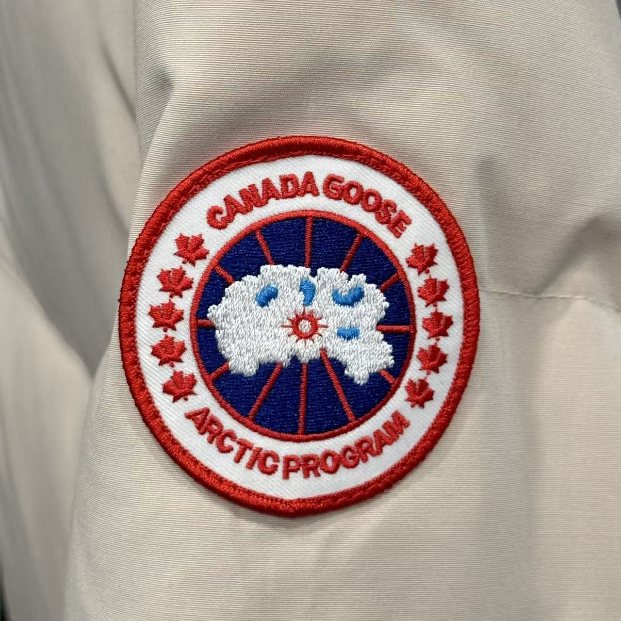 <p>Canada Goose 可拆卸兜帽全長款羽绒服(卡其)</p>