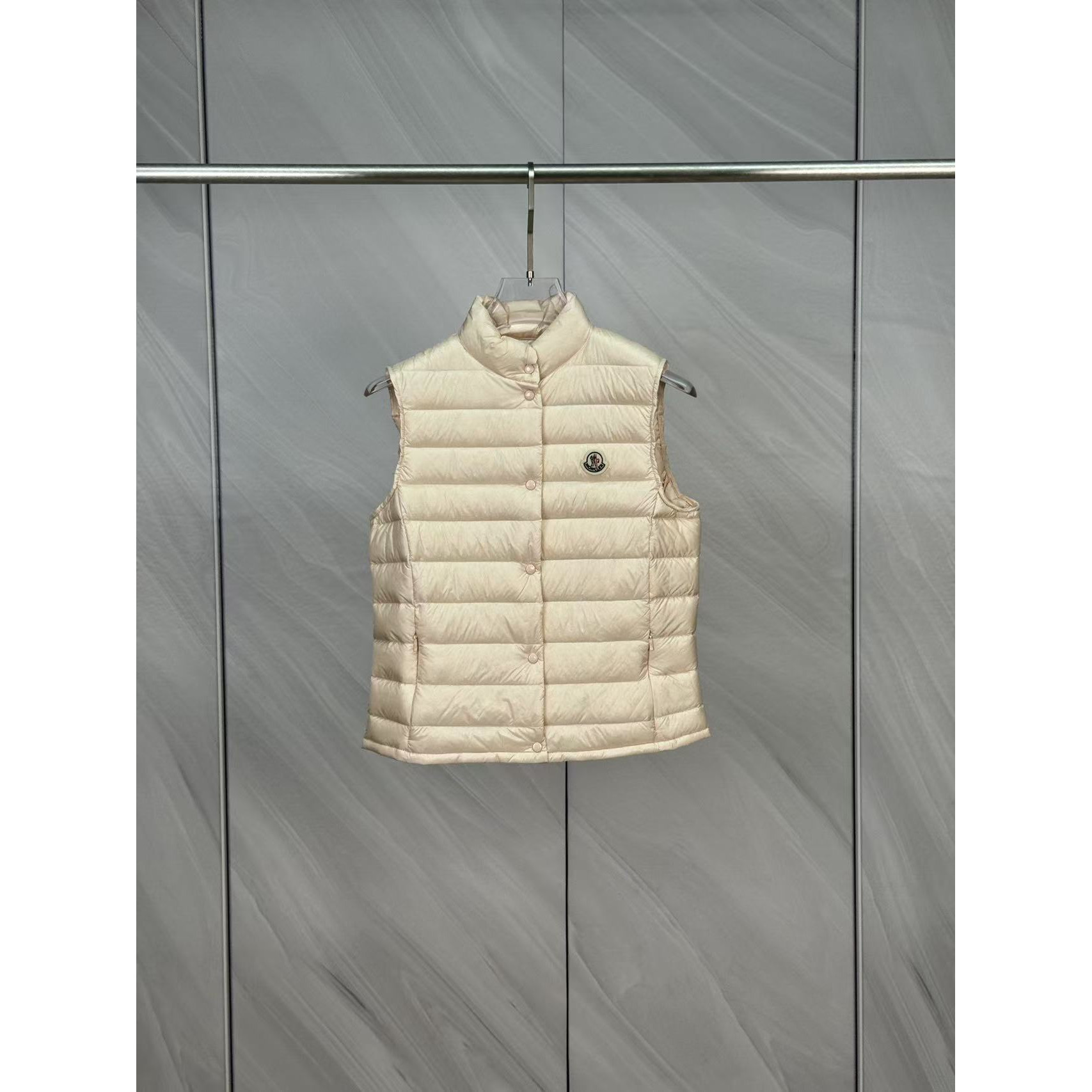 <p>Moncler Liane女士立领羽绒服(粉)</p>
