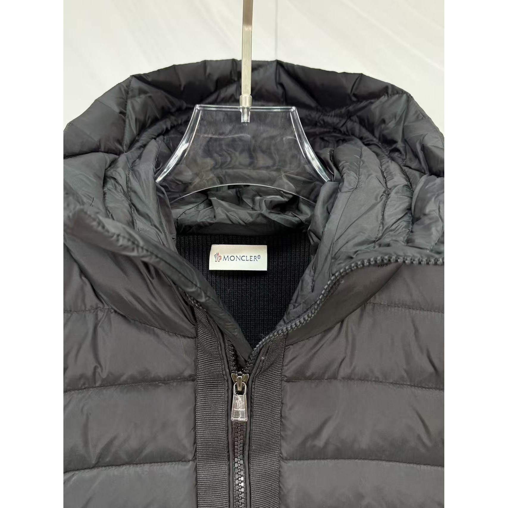 <p>Moncler 羊毛连帽针织男士羽绒服(黑)</p>