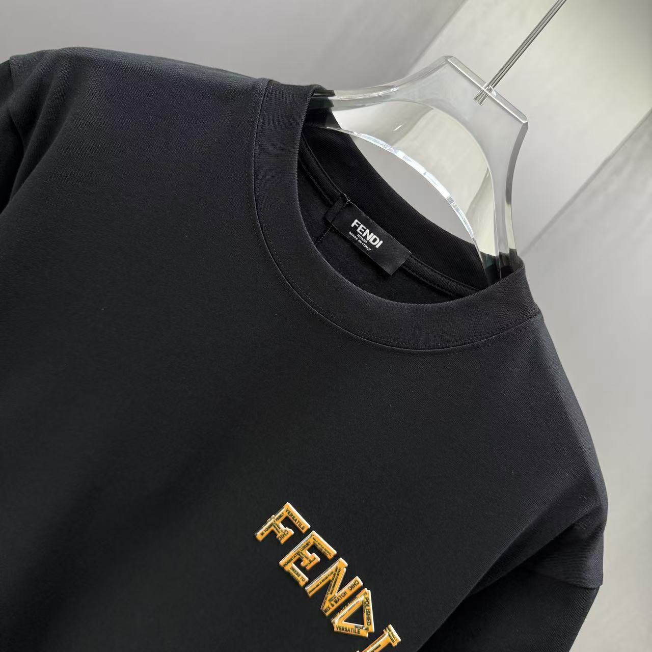 <p>FENDI 短袖T恤(黑)</p>