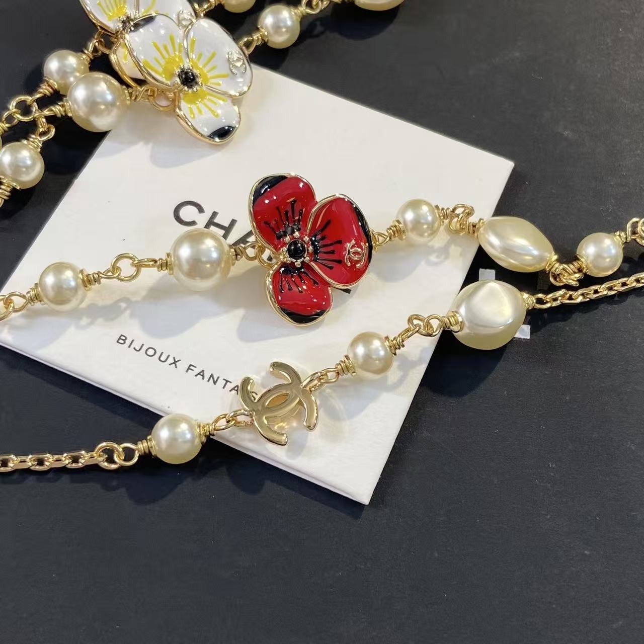 <p>CHANEL 三色堇珠流苏项链</p>