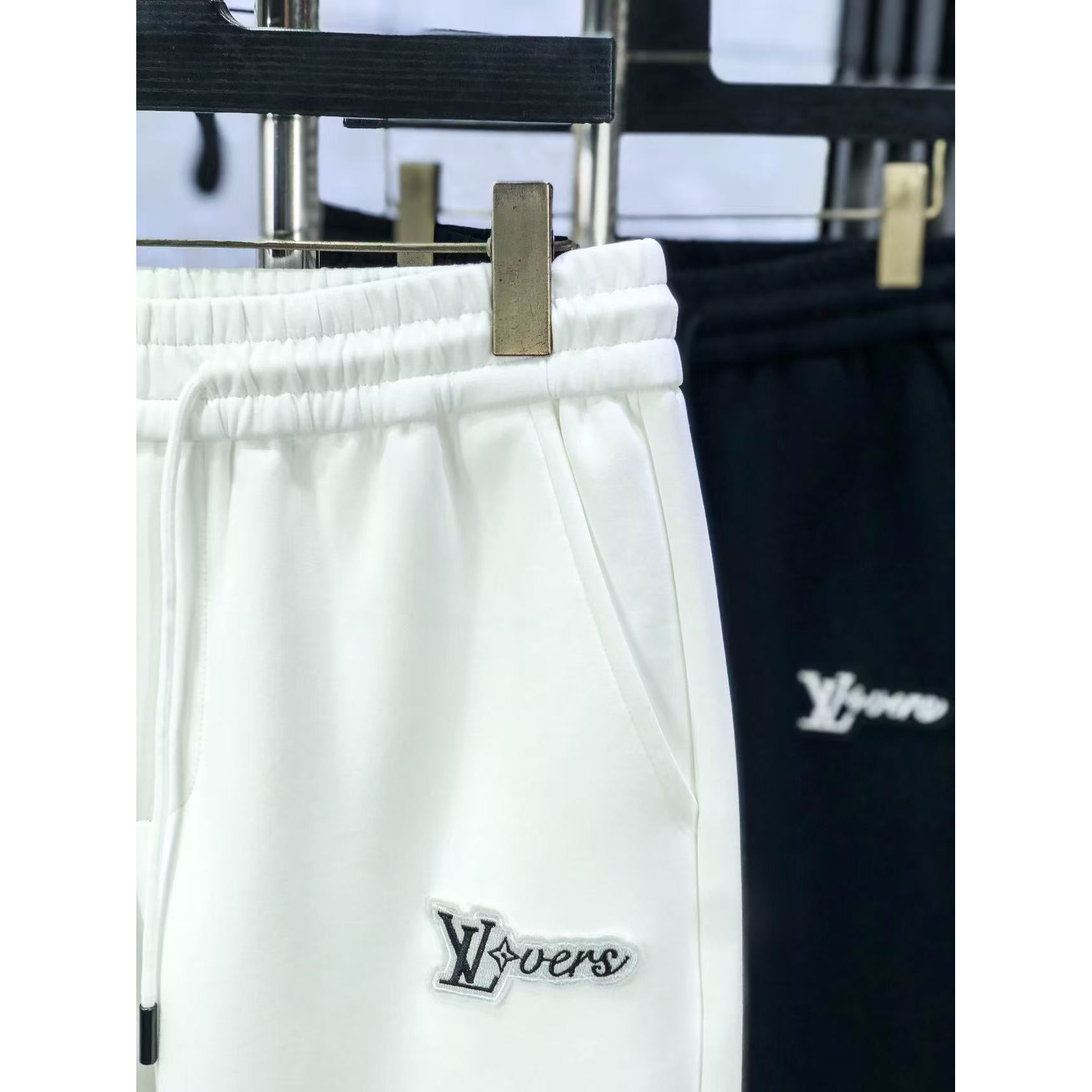<p>LV&nbsp;高品质时尚休闲裤(782958)</p>