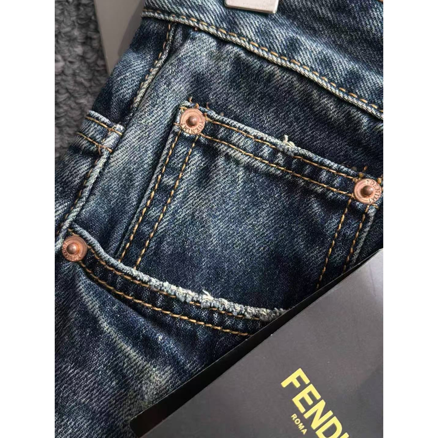 <p>FENDI 四季款经典牛仔裤直筒长裤(藍)</p>