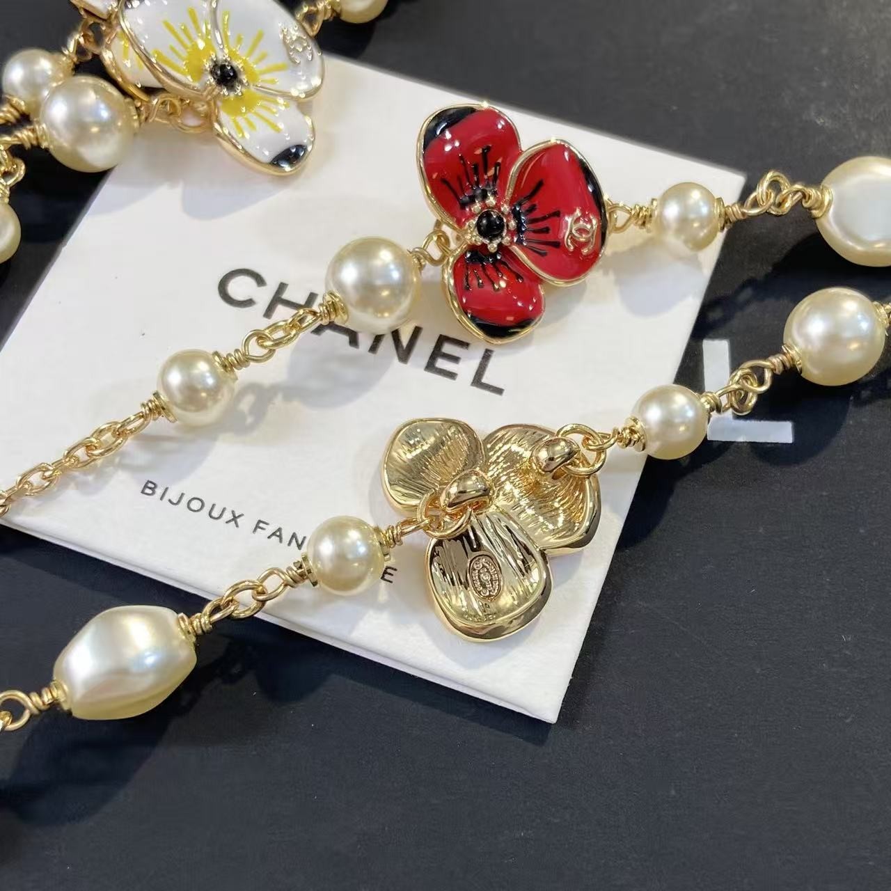 <p>CHANEL 三色堇珠流苏项链</p>