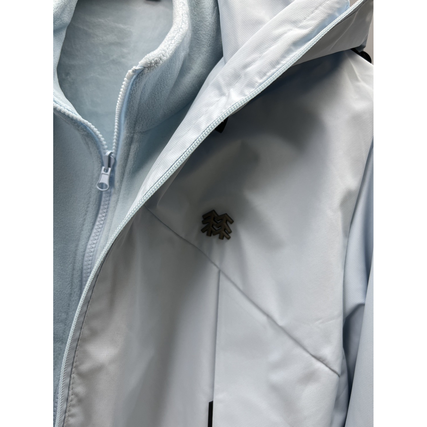 <p>KOLON SPORT KR系列冲锋衣外套(天蓝)</p>