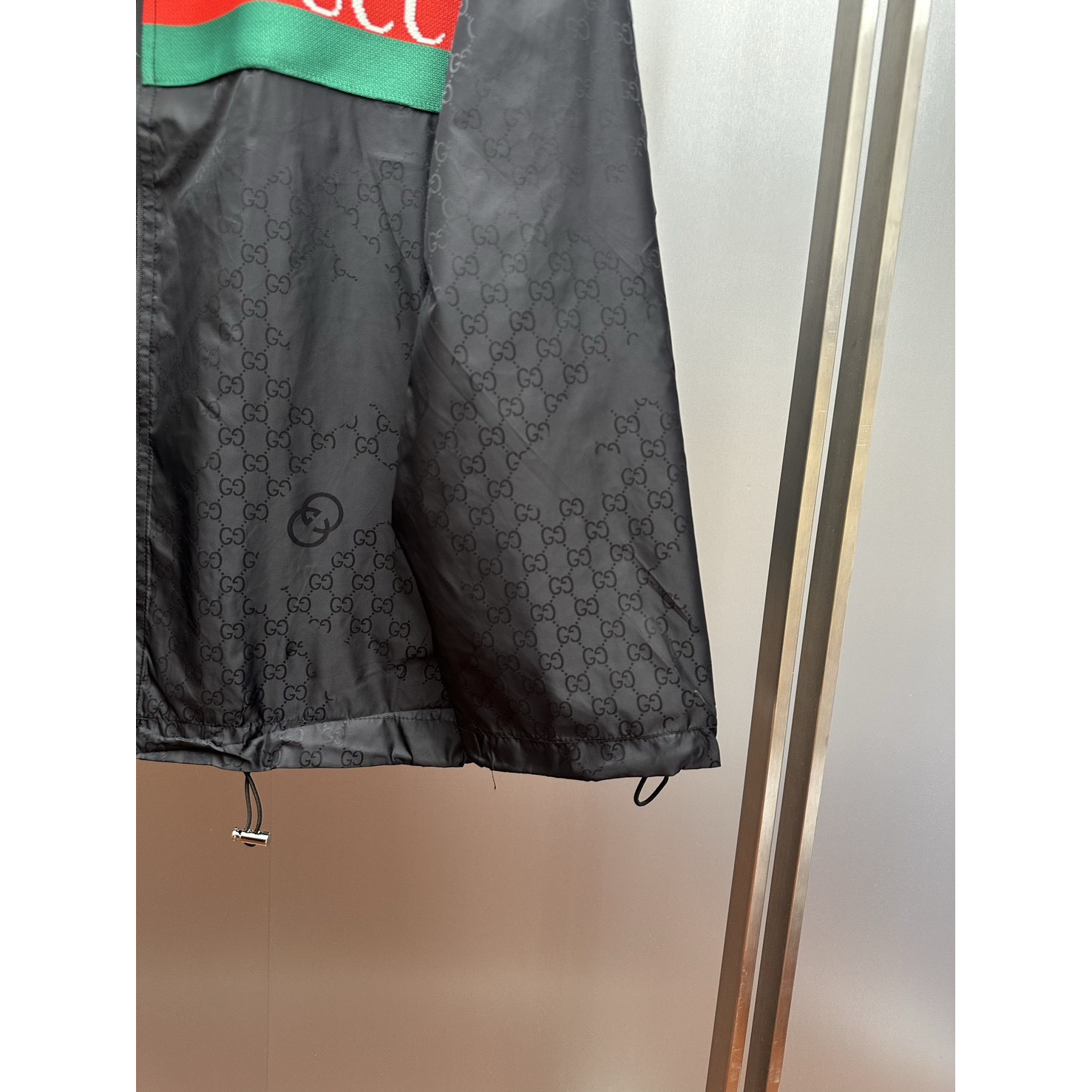 <p>GUCCI 织带Logo暗纹GG连帽防风夹克</p>