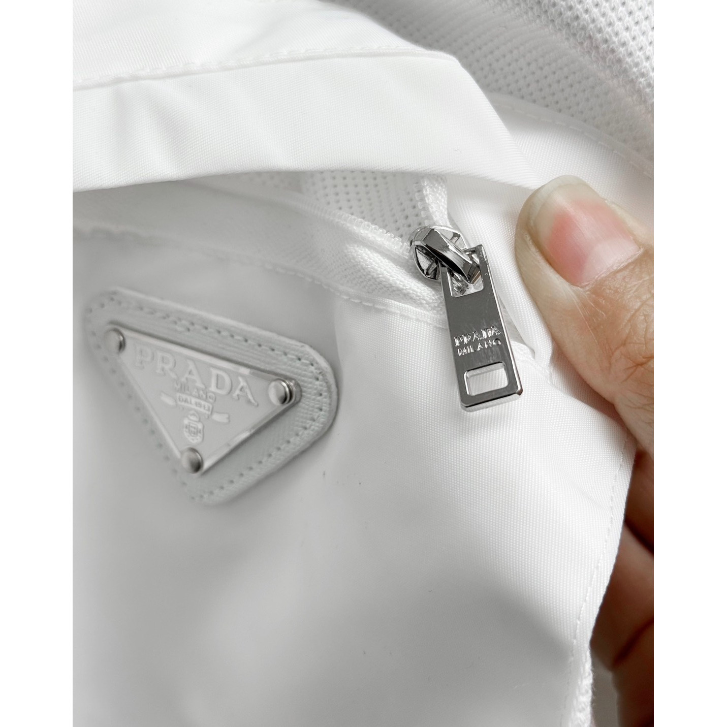 <p>PRADA&nbsp;短袖翻领polo衫(白)</p>