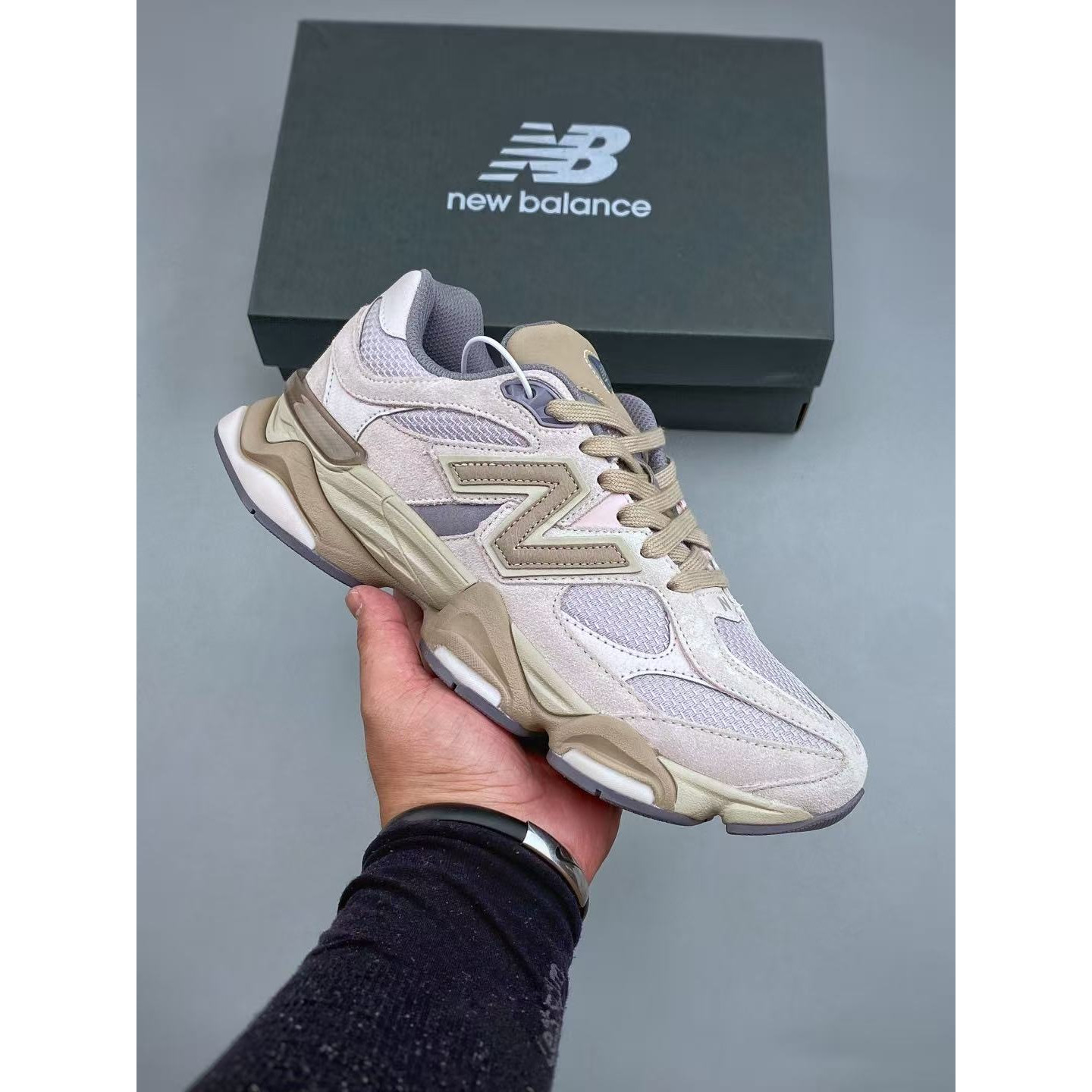 <p>New Balance NB9060 复古运动鞋&nbsp;</p>