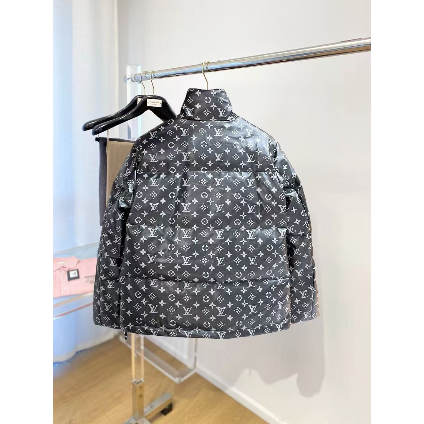<p>LV 秋冬新款羽绒服(黑)</p>