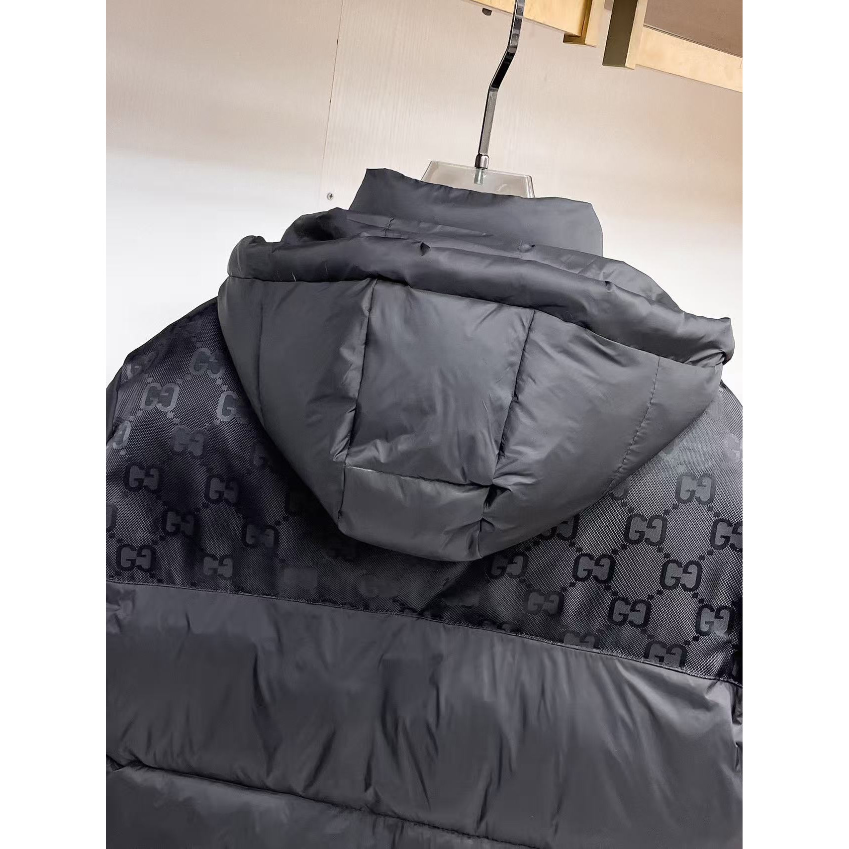 <p>GUCCI 秋冬新款羽绒服(黑)</p>