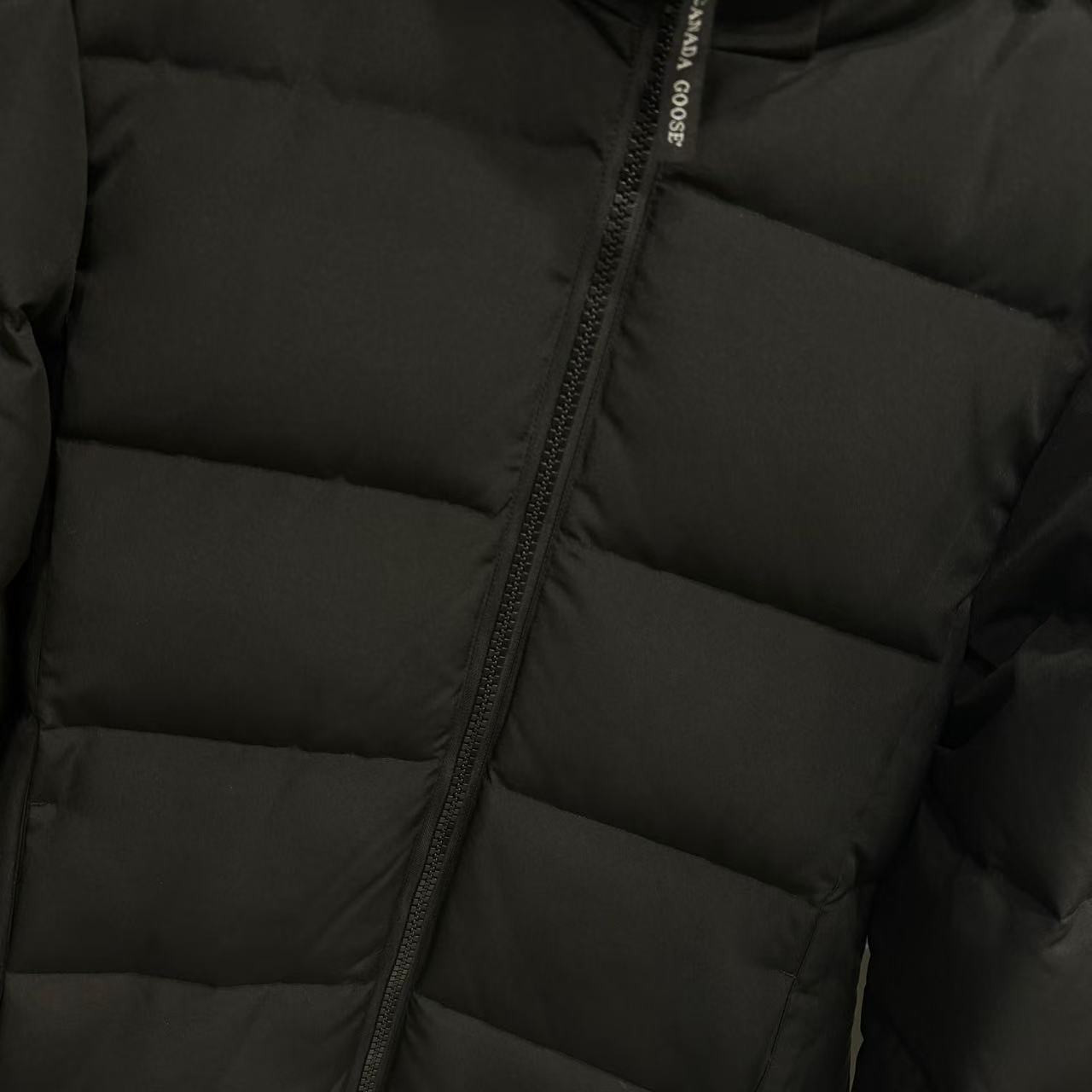 <p>Canada Goose Chelse*派克大衣羽绒服(黑色紅標)</p>