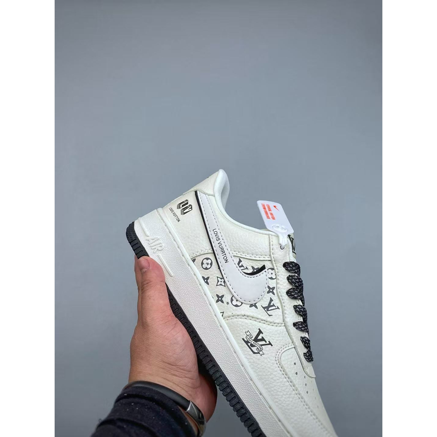 <p>Nike Air Force1 07 low &nbsp;联名款(白)</p>