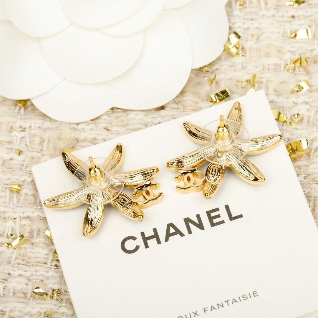 <p>CHANEL&nbsp;海星双C耳钉(藍)</p>