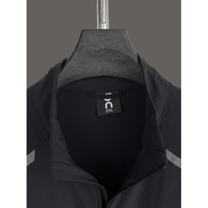<p>On Weather Jacket Insulated 輕量外套</p>