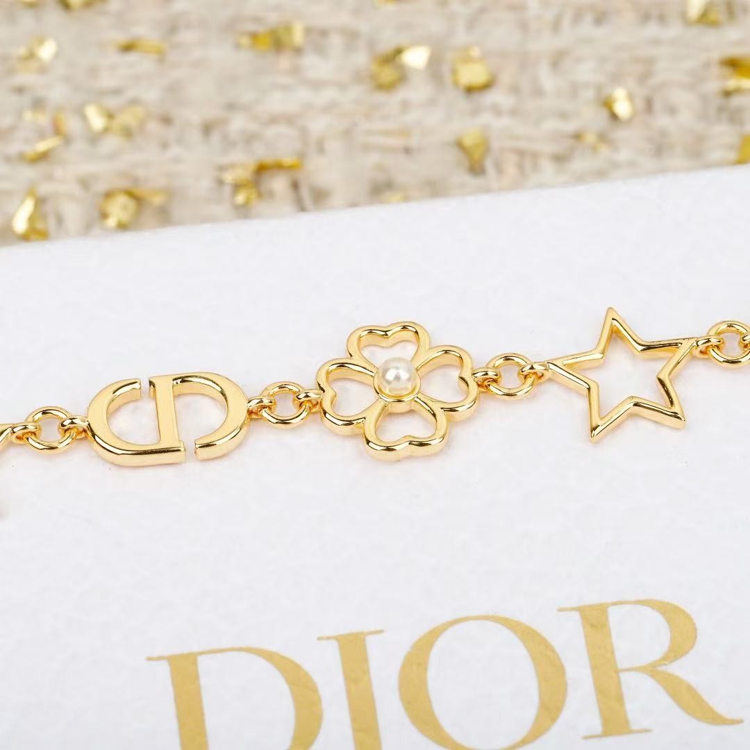 <p>DIOR&nbsp;镂空多星草手链</p>