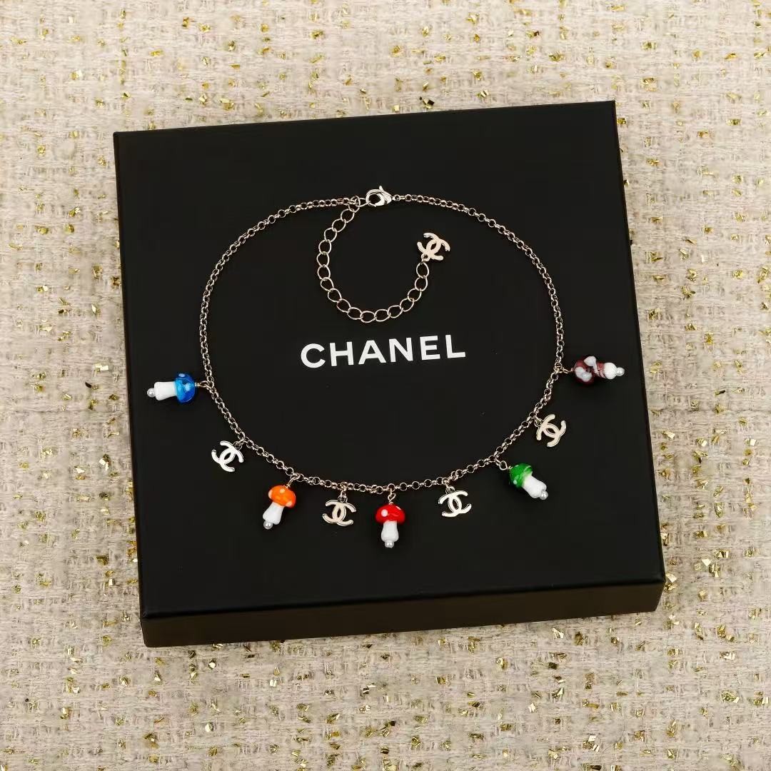<p>CHANEL&nbsp;多彩蘑菇项链</p>
