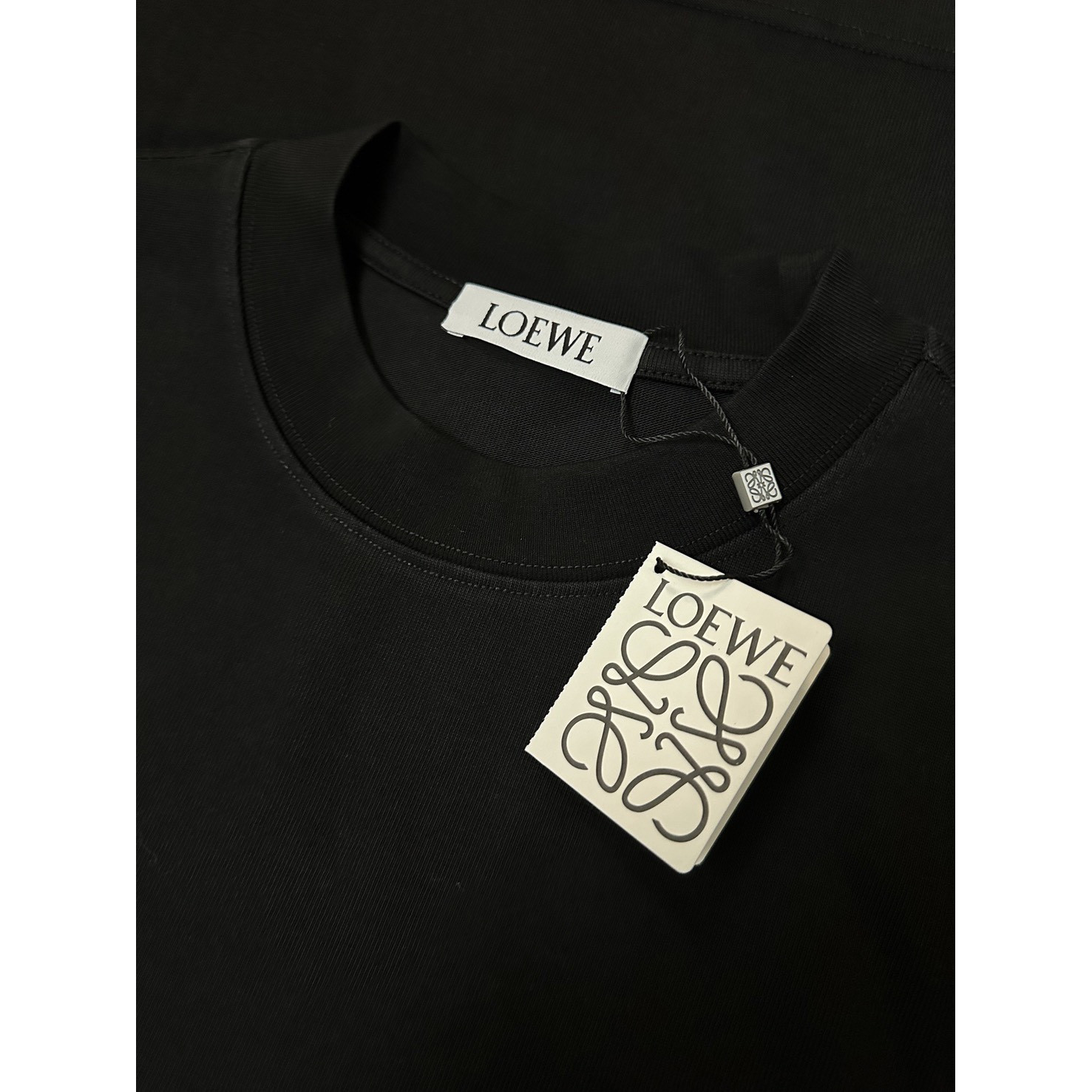 <p>LOEWE 经典logo刺绣短袖T恤(黑)</p>