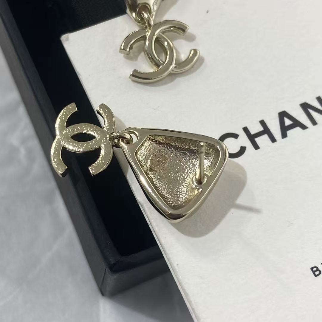 <p>CHANEL 淡金色三角双Ｃ耳环</p>