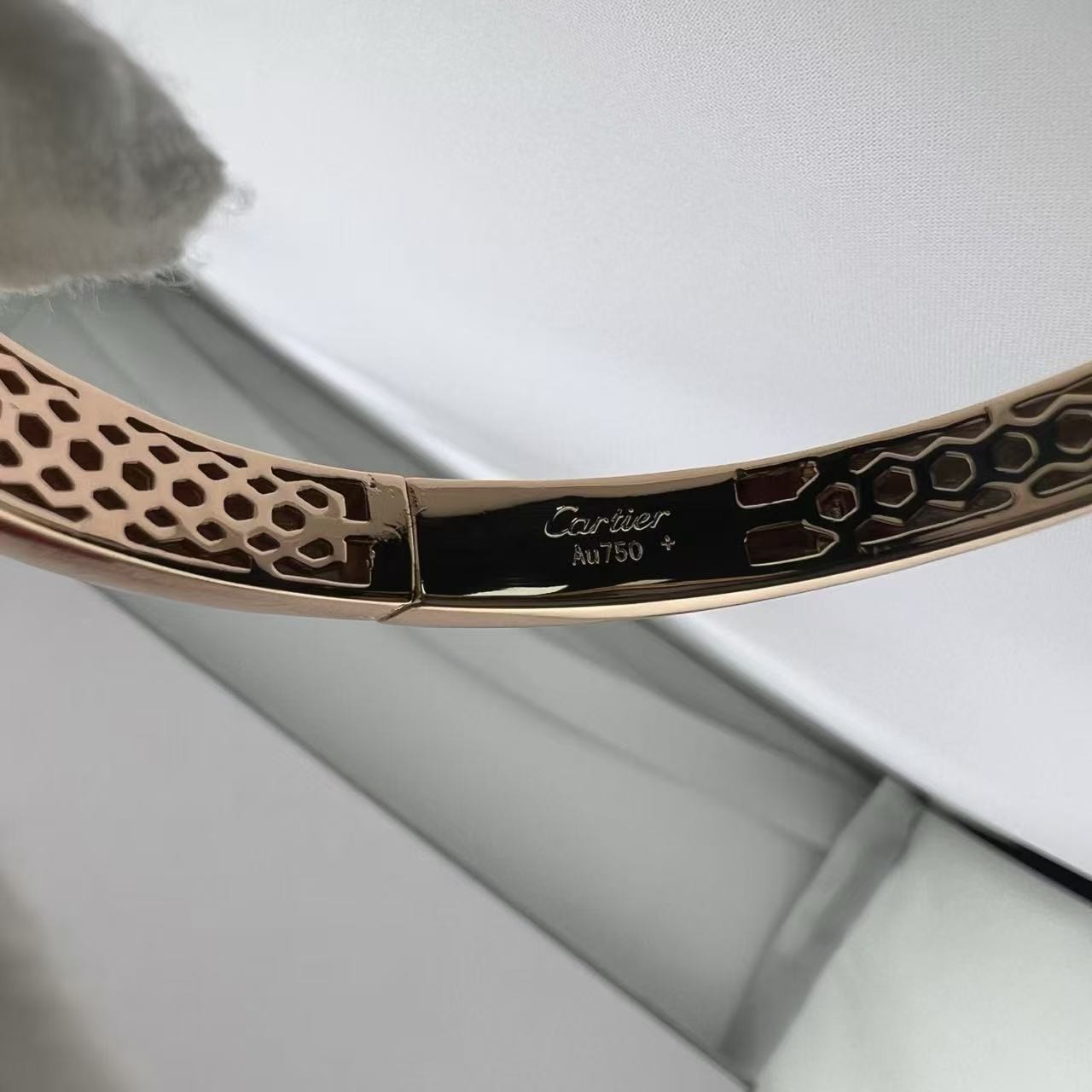 <p>Dior 扭绳菱形网格主钻手镯<br />
&nbsp;</p>