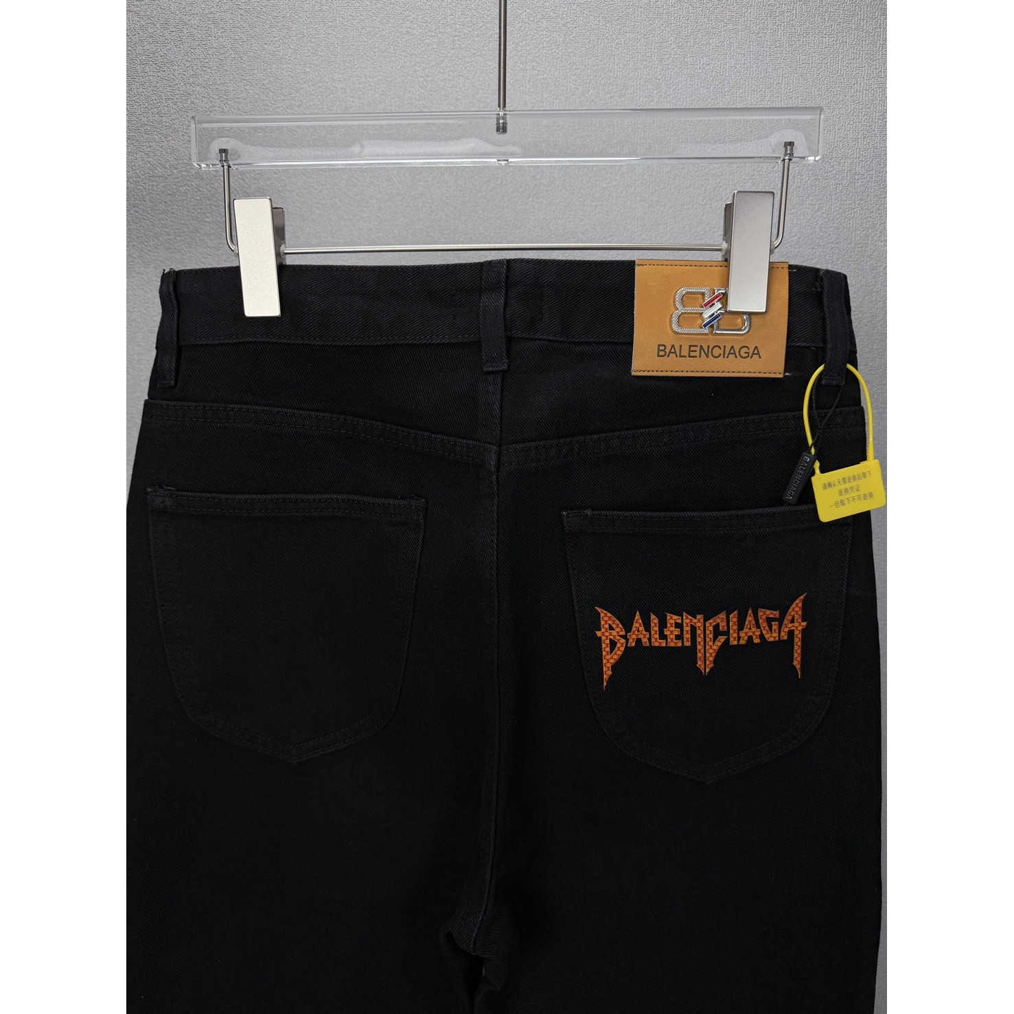 <p>Balenciaga&nbsp;口袋立体压胶字母印花情侣款水洗宽松牛仔裤&nbsp;</p>