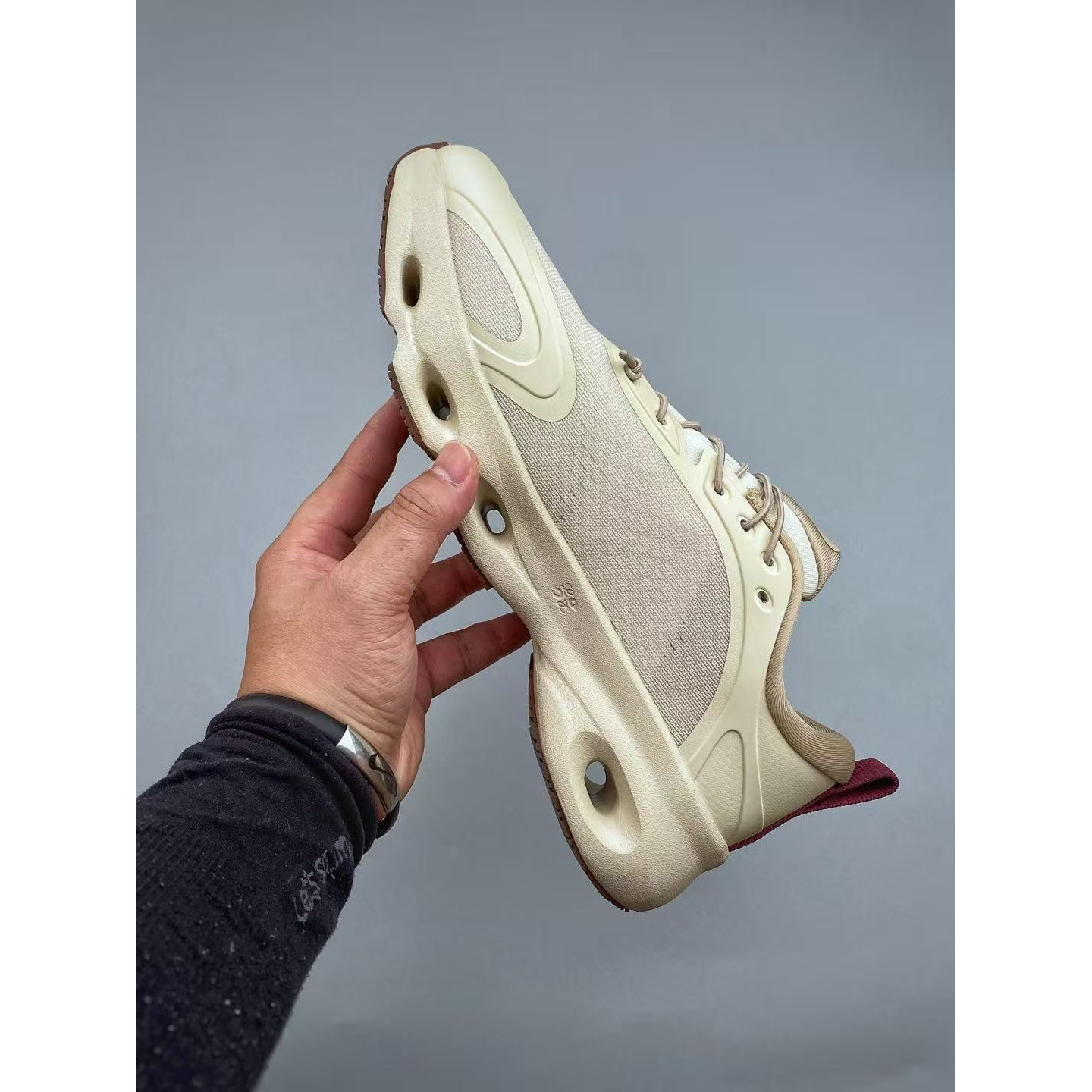 <p>Loewe x ON&nbsp; 联名 Cloudsolo 系列</p>