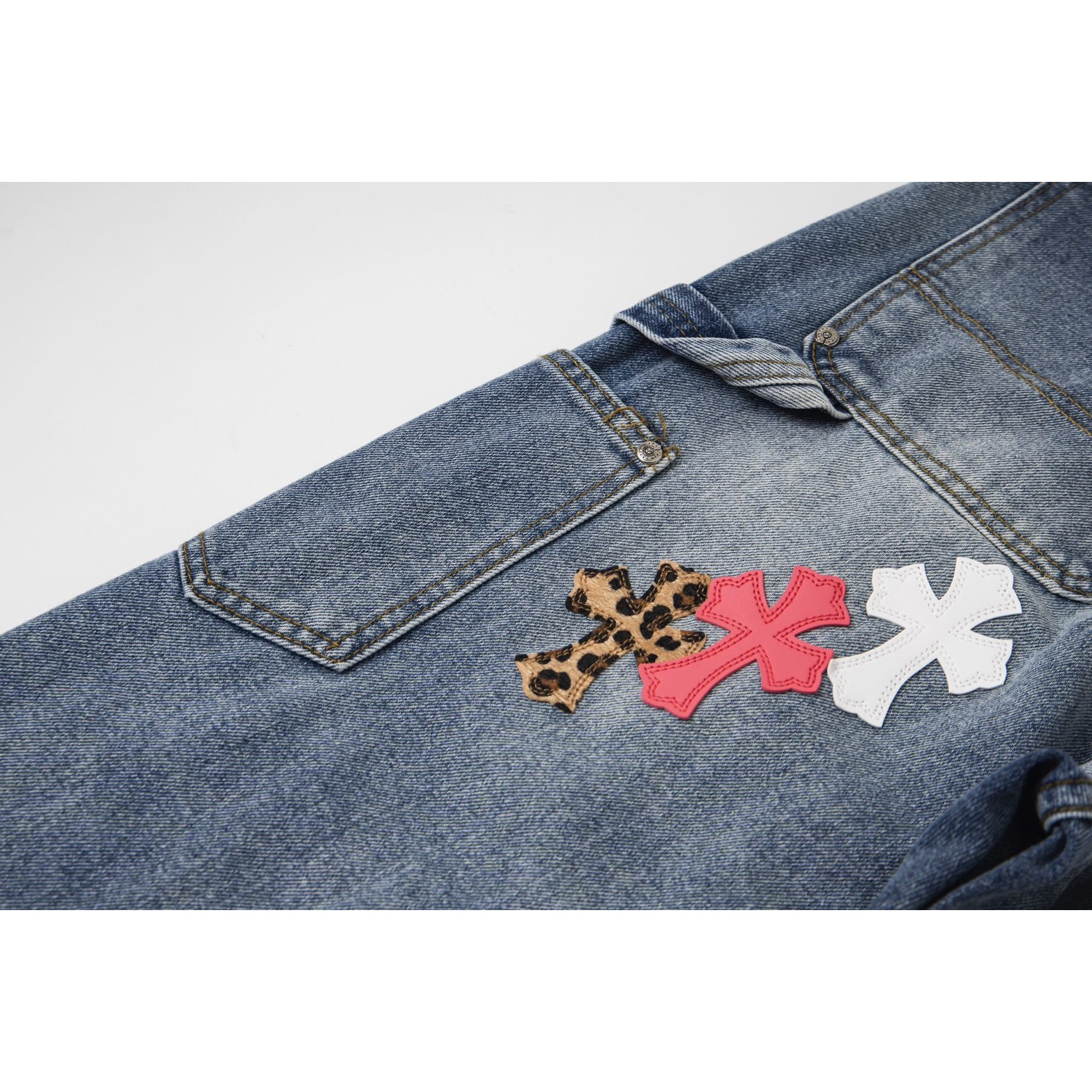 <p>CHROME HEARTS 蓝白多色拼皮泼墨牛仔美式工装长裤(1732#)</p>

<p>&nbsp;</p>